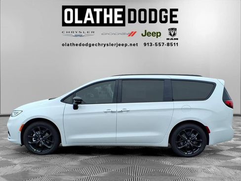 New 2026 Chrysler Pacifica Select image 3