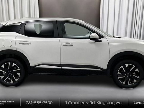 Used 2025 Nissan Kicks SV AWD/4WD image 4