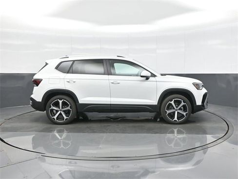 New 2026 Volkswagen Taos SEL image 8