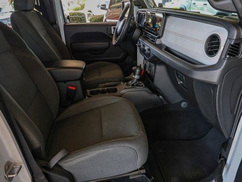 Used 2024 Jeep Wrangler Unlimited AWD/4WD image 32
