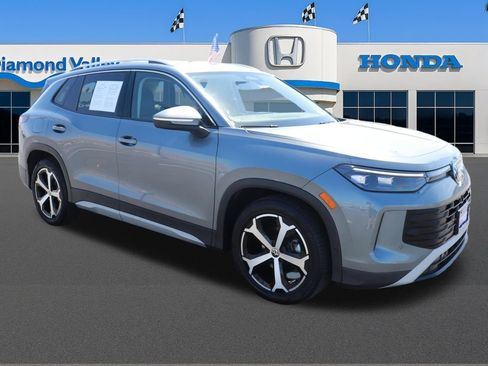 Used 2026 Volkswagen Tiguan SE FWD image 1