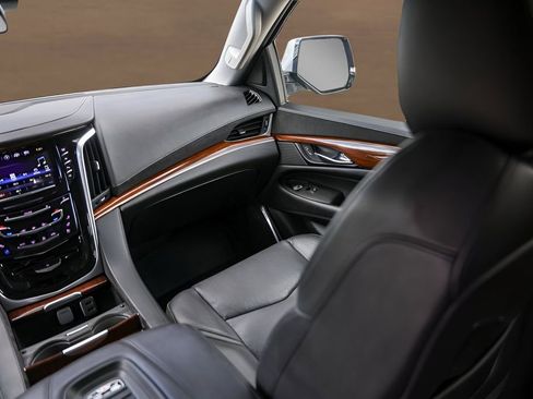 Used 2020 Cadillac Escalade Luxury image 29