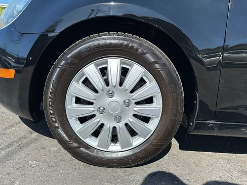Used 2013 Volkswagen Golf 4-Door FWD image 9