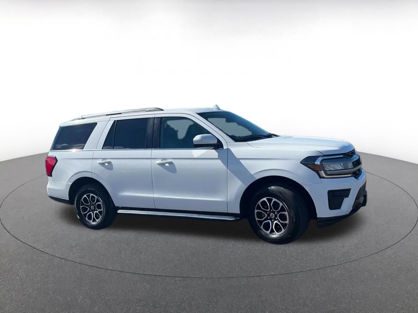 Used 2023 Ford Expedition XLT RWD image 2