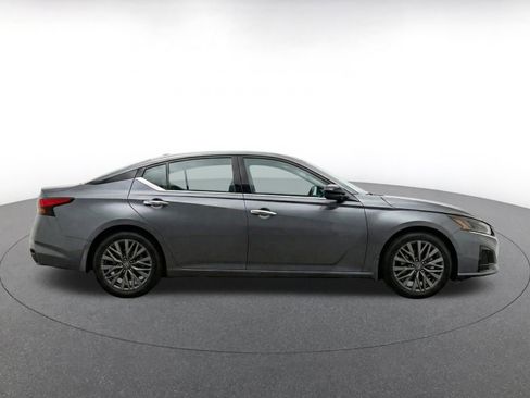 Used 2025 Nissan Altima 2.5 SV FWD image 10