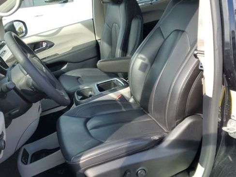 Certified 2023 Chrysler Pacifica Touring-L AWD/4WD image 22