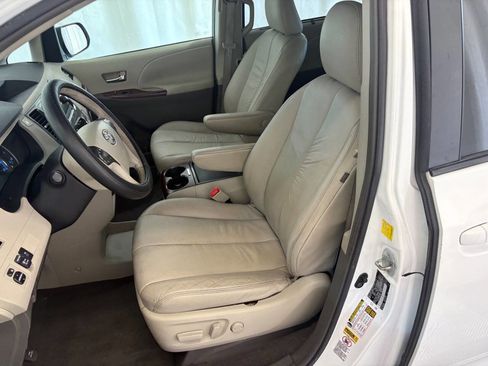 Used 2011 Toyota Sienna XLE image 21