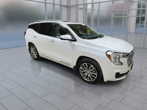 Used 2022 GMC Terrain Denali w/ Denali Premium Package AWD/4WD image 2