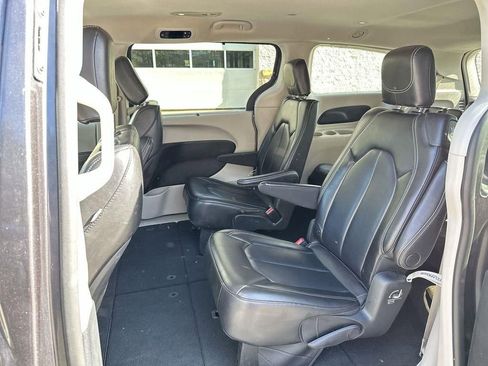 Used 2023 Chrysler Pacifica Touring-L image 24