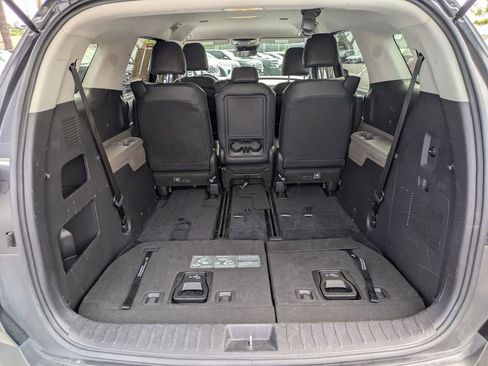 Used 2025 Kia Carnival FWD image 28