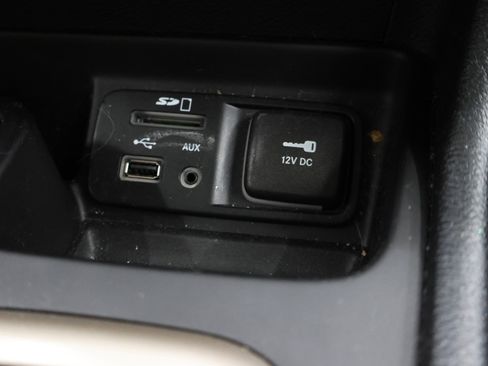 Used 2016 Jeep Cherokee Latitude w/ Cold Weather Group AWD/4WD image 40