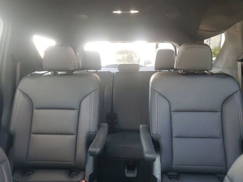 Used 2025 Chevrolet Traverse LT FWD image 12