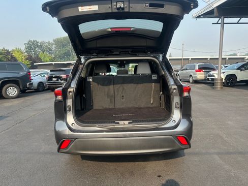 Used 2020 Toyota Highlander LE FWD image 11