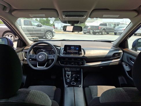 Used 2023 Nissan Rogue SV AWD/4WD image 13