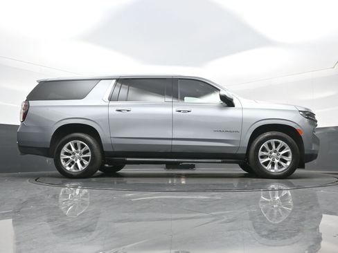 Used 2023 Chevrolet Suburban Premier image 33