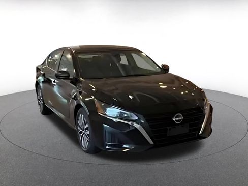 Used 2025 Nissan Altima 2.5 SV FWD image 10