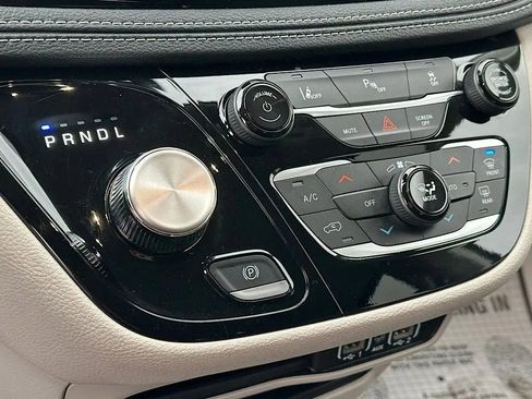 Used 2024 Chrysler Pacifica Select image 28