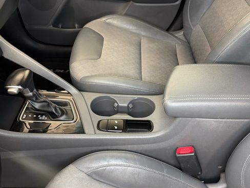 Used 2017 Kia Niro EX FWD image 25