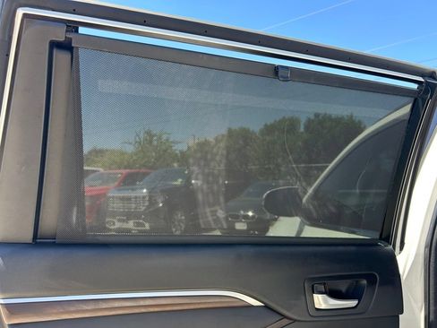 Used 2016 Toyota Highlander Limited FWD image 19