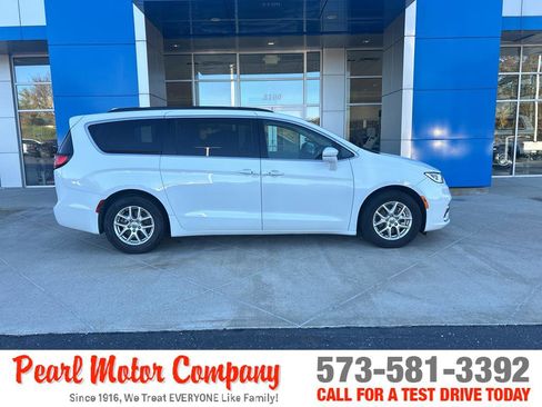 Used 2022 Chrysler Pacifica Touring-L image 3