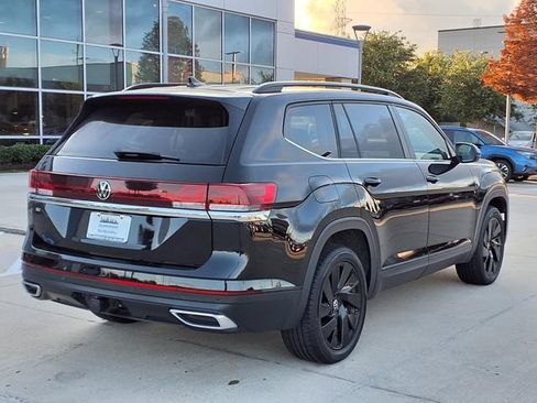 Used 2024 Volkswagen Atlas SE w/ Panoramic Sunroof Package FWD image 4