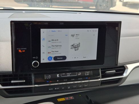 Used 2025 Toyota Sienna LE FWD image 25