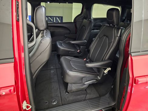 New 2026 Chrysler Pacifica Select image 32