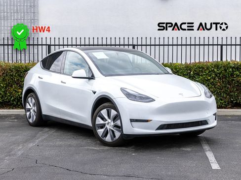 Used 2024 Tesla Model Y Long Range AWD/4WD image 1