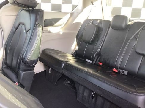 Used 2023 Chrysler Pacifica Touring-L image 12