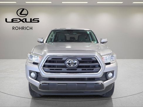 Used 2019 Toyota Tacoma Limited image 2