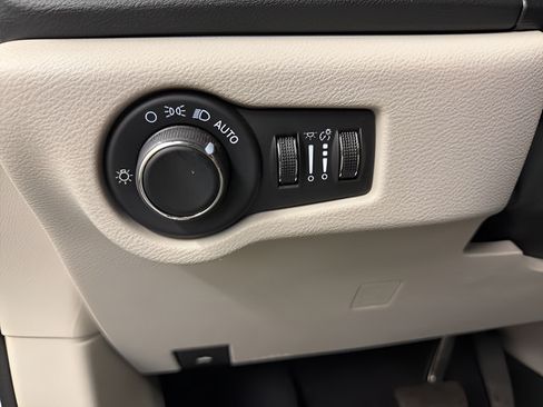 Used 2024 Chrysler Voyager LX FWD image 23