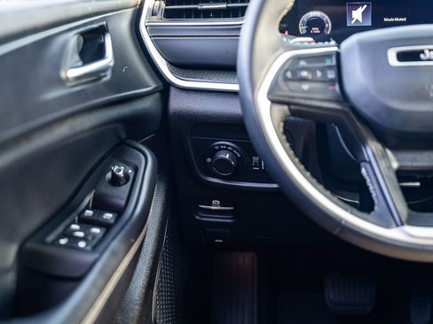 Used 2023 Jeep Grand Cherokee L Laredo image 27