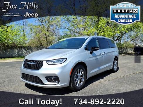 Used 2026 Chrysler Pacifica Limited FWD image 3