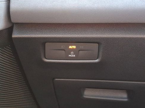 Certified 2025 Volkswagen Tiguan SE AWD/4WD image 22