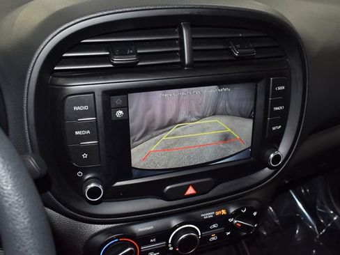 Used 2025 Kia Soul LX w/ LX Technology Package FWD image 20