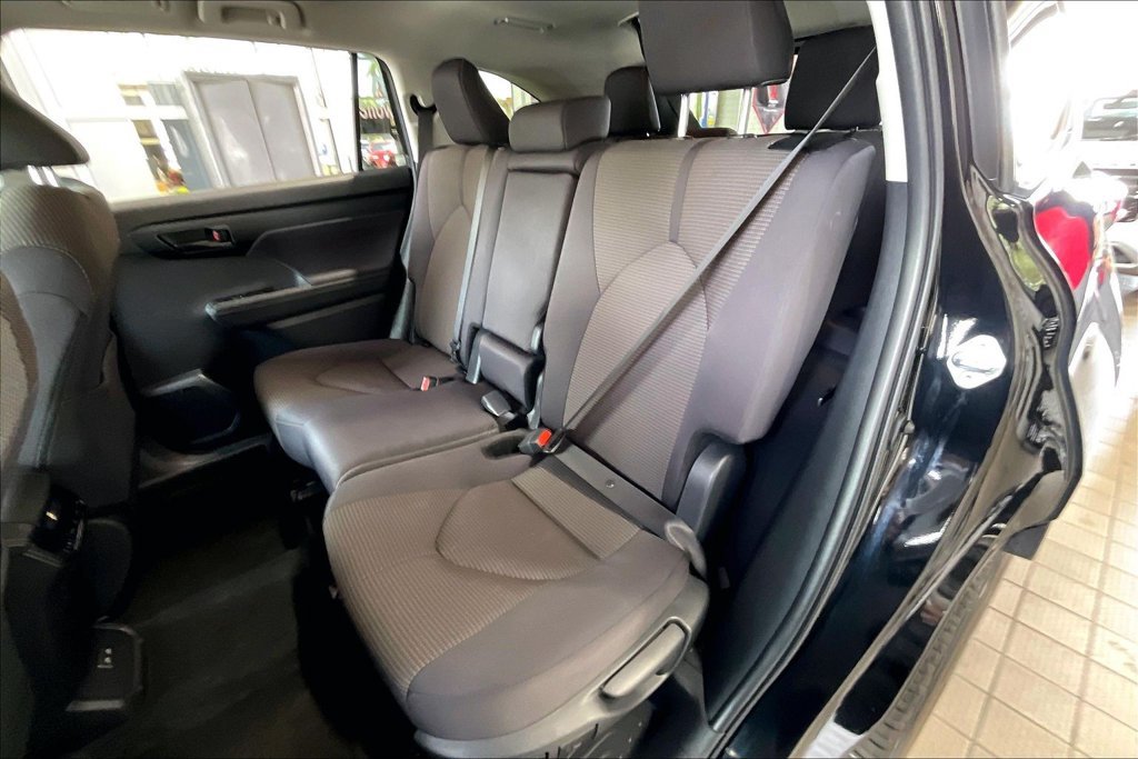 Used 2025 Toyota Highlander LE FWD image 14