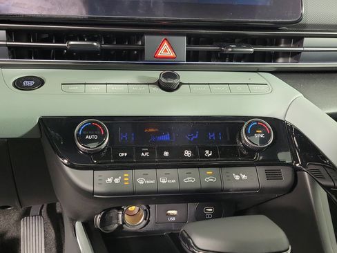 New 2025 Hyundai Elantra Limited image 16