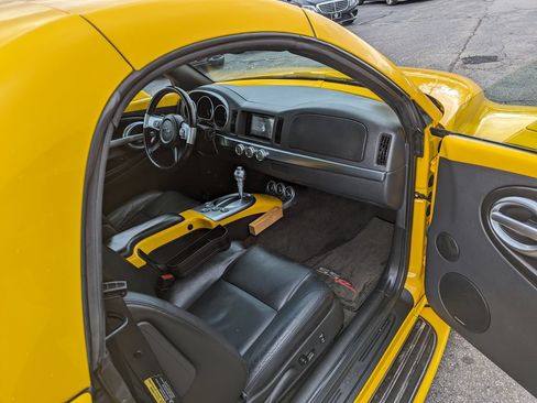 Used 2004 Chevrolet SSR w/ Preferred Equipment Group RWD image 22