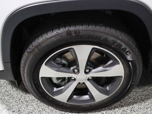 Used 2022 Jeep Cherokee Limited AWD/4WD image 11