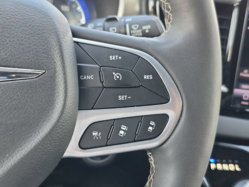 Used 2025 Chrysler Pacifica Select FWD image 10