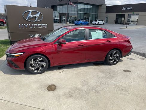 Certified 2025 Hyundai Elantra Limited FWD image 2