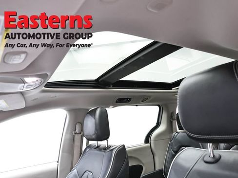 Used 2023 Chrysler Pacifica Limited FWD image 36