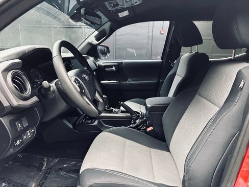 Used 2020 Toyota Tacoma TRD Off-Road AWD/4WD image 18