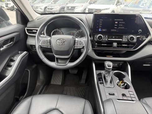 Used 2023 Toyota Highlander XLE FWD image 23