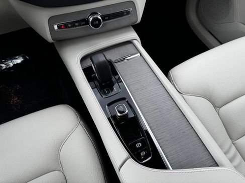 New 2025 Volvo XC90 B6 Plus w/ Protection Package Premier image 14
