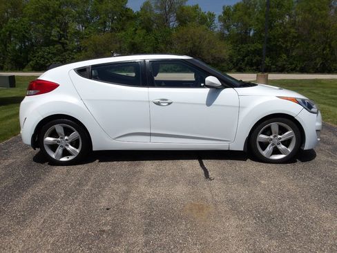 Used 2013 Hyundai Veloster w/ Tech Pkg FWD image 2
