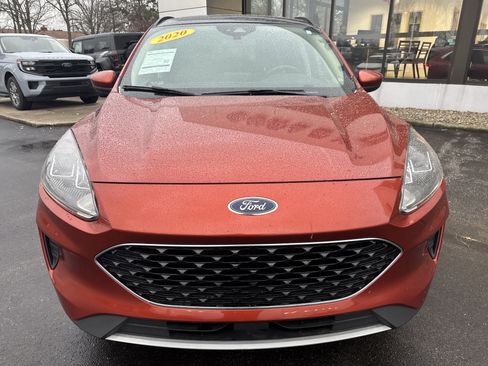 Used 2020 Ford Escape SE image 2