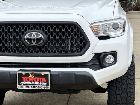 Used 2022 Toyota Tacoma SR5 w/ Technology Package image 8