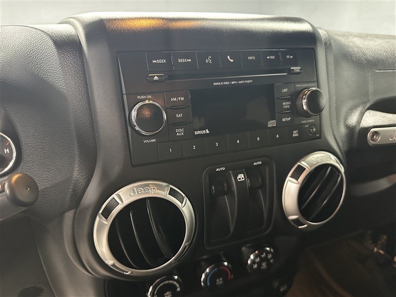 Used 2018 Jeep Wrangler Sahara w/ Connectivity Group AWD/4WD image 23