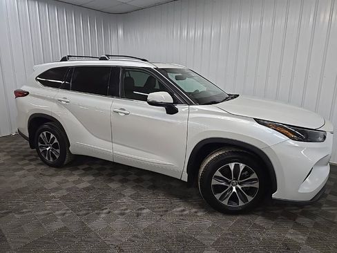 Used 2022 Toyota Highlander XLE image 1